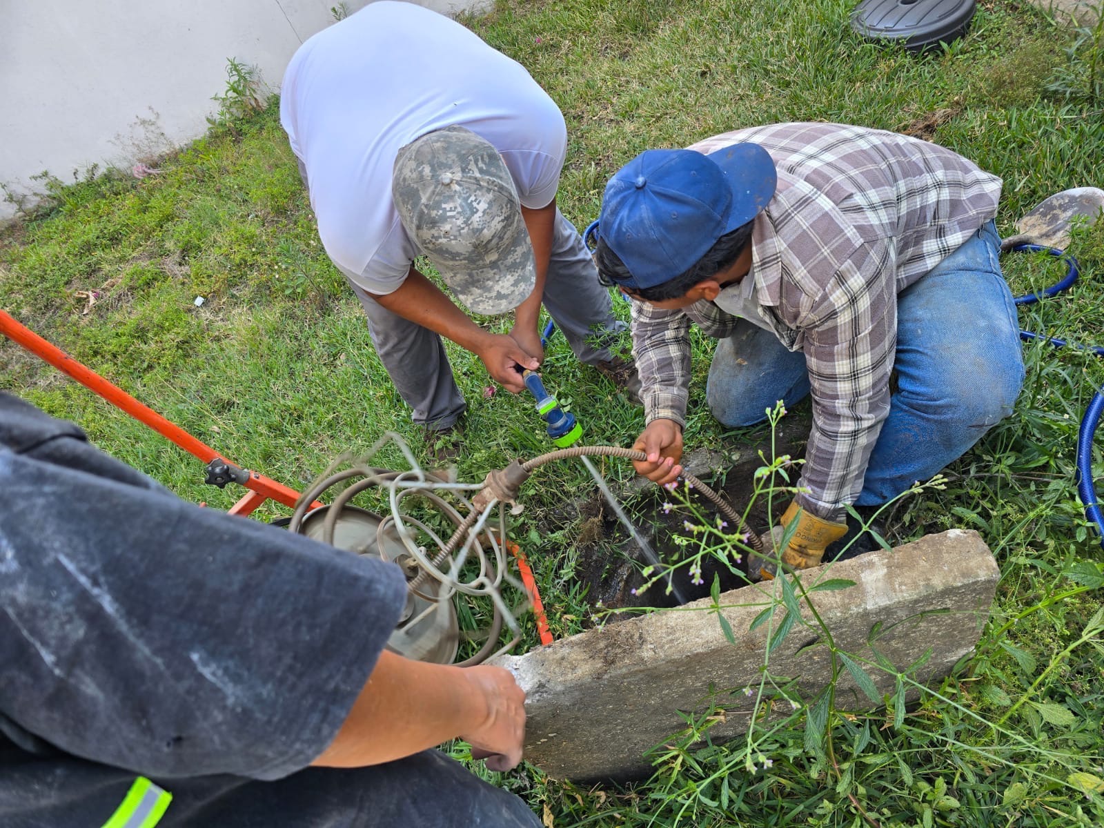 Equipo de El Fontanero realizando un destape de tubería